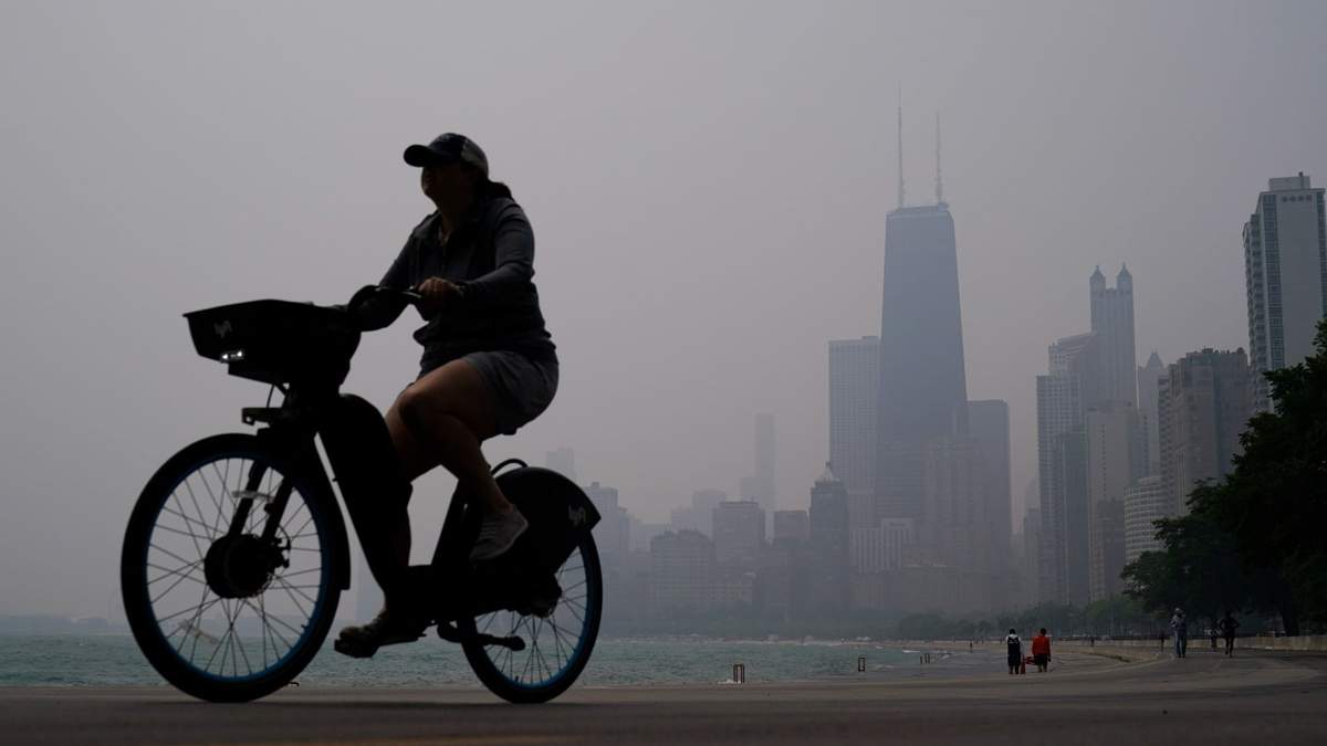 Una persona monta una bicicleta junto a la orilla del lago Michigan en Chicago