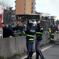 Hombre secuestra y prende fuego a un autobús escolar en Italia; no hay heridos