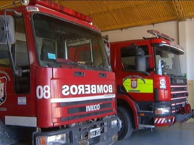 En un extraño episodio en Centenario, agredieron a bomberos que sofocaban el incendio de una viviend