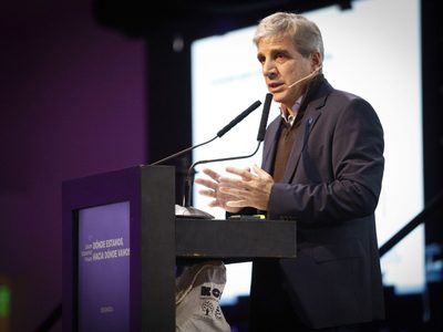 Caputo: “La economía se va a llevar puesta a la política”