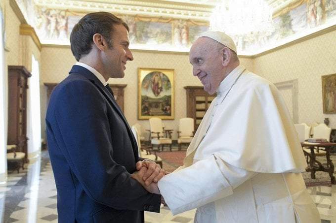 El Papa Francisco recibe en el Vaticano al presidente francés, Emmanuel Macron, en noviembre de 2021