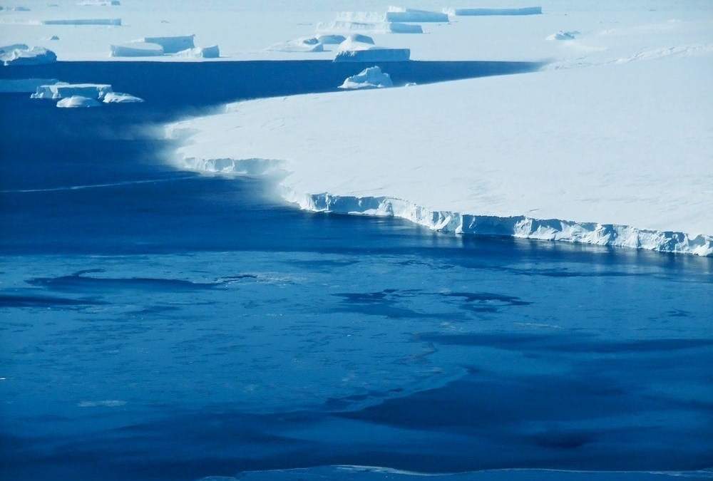 Frente de hielo en la costa antártica