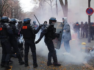 Otra jornada de caos en Francia: casi un centenar de detenidos y decenas de policías heridos