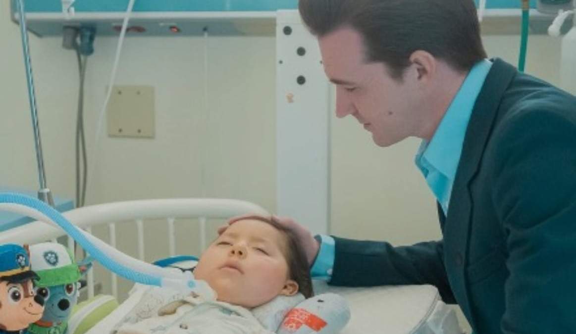 El cantante y actor Drake Bell visitó a Rafita en el Hospital General de Ensenada, Baja California