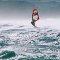 Adrenalina y deporte: practicó windsurf durante el temporal de viento en Bariloche