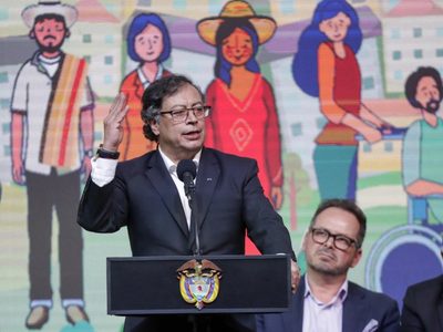 "Paz total" de Petro en Colombia avanza más despacio de lo esperado luego de atravesar crisis