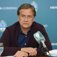 Mendoza vuelve atrás con la cuarentena por compartir una cerveza del pico