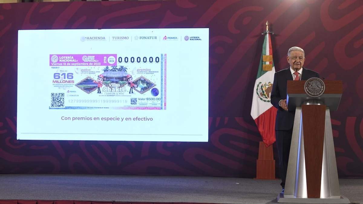 El presidente López Obrador mostró el billete de Lotería