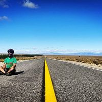 Escritor español que recorre América en bicicleta, varado en Zapala por cuarentena