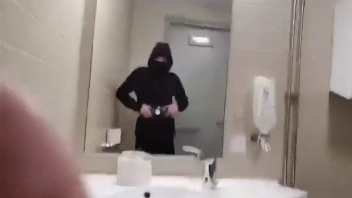 Joven encapuchado, el agresor