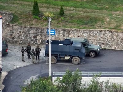 Serbios fuertemente armados se atrincheraron en un monasterio de Kosovo