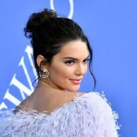 ¡Brazos arriba! Kendall Jenner lo usó sin nada y ¡es demasiado pequeño!