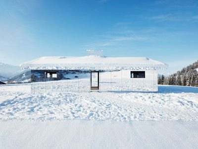 Diseñan una casa con espejos que se mimetiza con el paisaje de Suiza