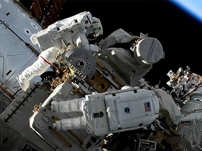 Astronautas pierden una bolsa de herramientas; esperan que caiga en Europa