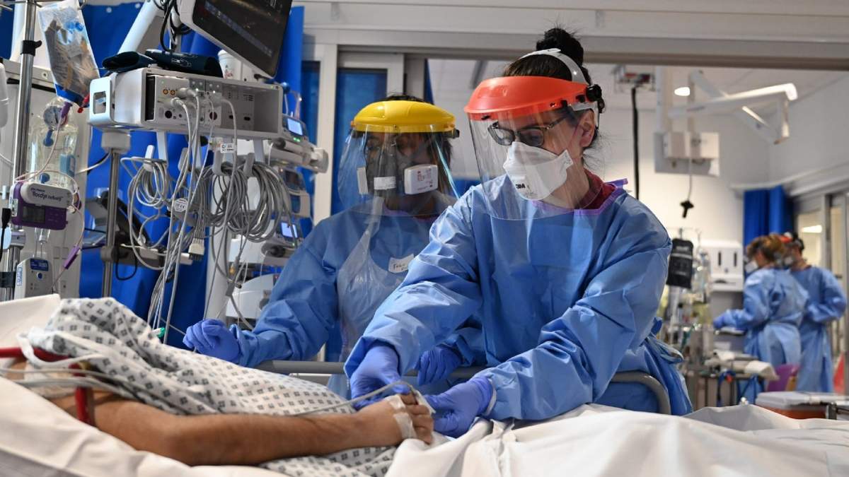 Paciente de coronavirus y trabajadoras de la salud en un hospital del Reino Unido. Fuente: (Twitter)