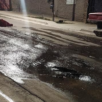 La pérdida de agua que lleva más de dos meses y de la que nadie se hace cargo