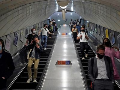 Mueren por no querer agarrarse en el transporte público: aumentan los accidentes en Londres