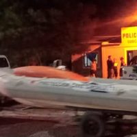 Con buzos intensifican la búsqueda de una niña en el río Limay
