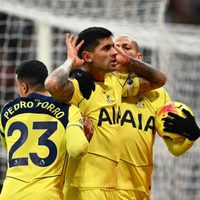 El Cuti Romero se vistió de goleador en el Tottenham: de palomita y de chilena