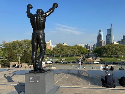 Museo de Filadelfia lleva la estatua de Rocky al interior tras décadas de tensión