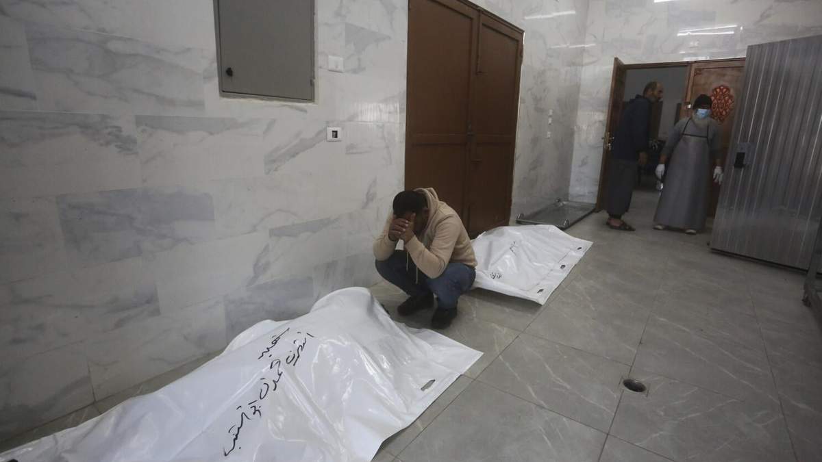 Un palestino llora la muerte de familiares fallecidos en un bombardeo israelí en Jan Yunis, Franja de Gaza