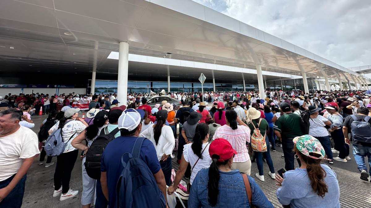 La protesta de integrantes de la CNTE en el aeropuerto de Mérida