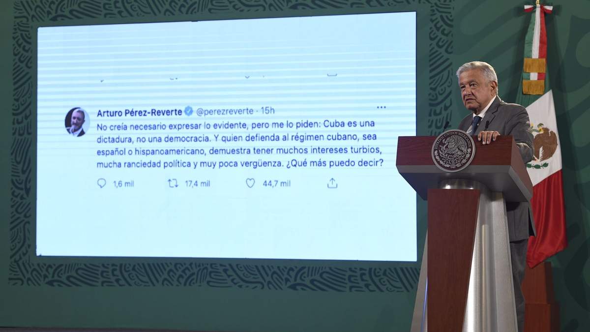 El presidente López Obrador, en la mañanera, mostró una publicación del escritor español en torno a Cuba