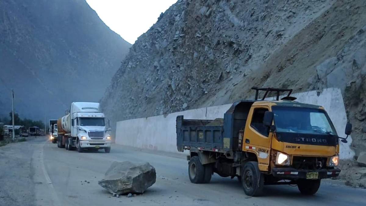 Desprendimiento de piedras en la Carretera Central de la capital de Perú tras el sismo. Fuente: (Twitter)