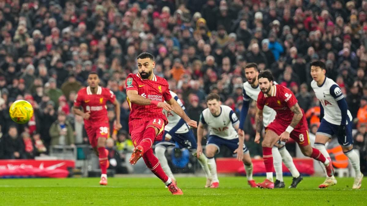 Mohamed Salah anota de penal el segundo gol de Liverpool ante Tottenham en las semifinales de la Copa de la Liga inglesa