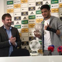 Raúl Jiménez recibió su premio como Mejor Jugador en la región Midlands