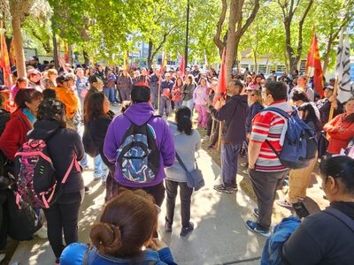 Organizaciones sociales se movilizaron en Neuquén para exigir cumplimiento de obras y denunciar persecución judicial