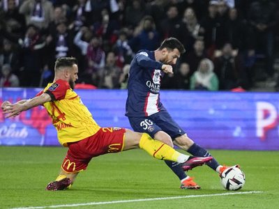 Con goles de Messi y Mbappé, París Saint-Germain amansa a Lens y se aleja