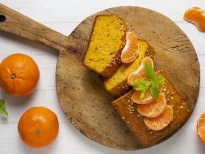 Aprovechá que están baratas: resolvé tu merienda con 2 mandarinas y prepará el mate para deleitarte con este budín