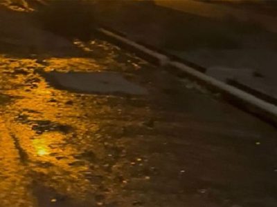 Riego por aspersión... al asfalto: el río que brota de la vereda en la calle Terrada