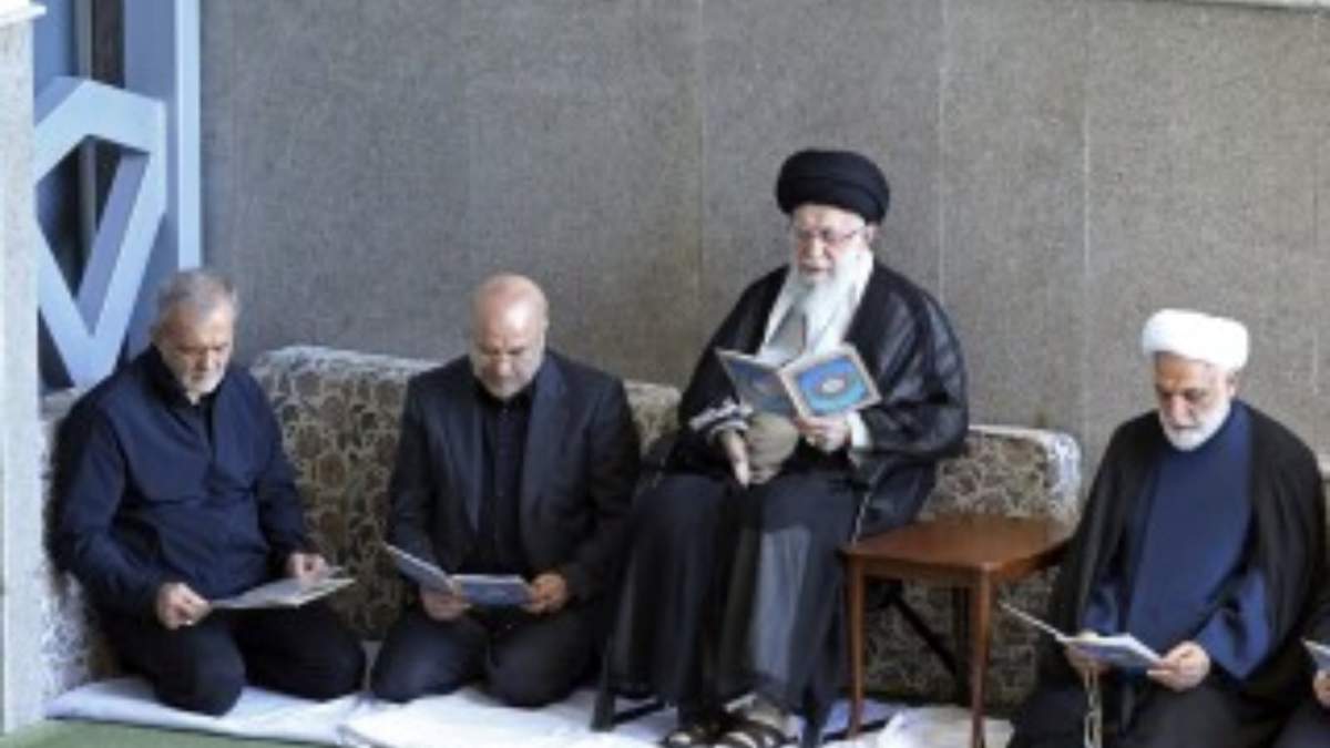 El líder supremo de Irán, el ayatolá Ali Khamenei (segundo por la derecha) durante una ceremonia en honor del difunto líder de Hezbollah Hassan Nasrallah, en la mezquita Imán Jomeini, en Teherán, Irán