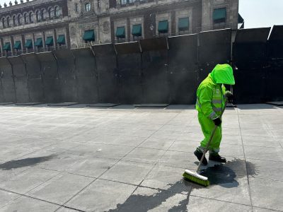 Caso Ayotzinapa: AMLO califica de “provocación” el lanzamiento de petardos en Palacio Nacional