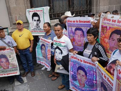 Decepcionados, los padres de los 43 normalistas ponen fin al diálogo con AMLO (Videos)
