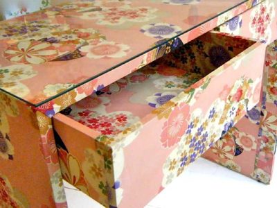 Quitá el papel pegado de tus muebles de madera sin dañarlos, con este truco viral que no falla