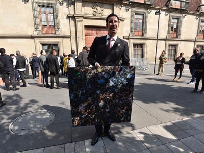 Reclaman a Torruco por foto que regaló a AMLO; la bajé de internet, está en todos lados, responde