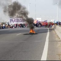 Cortinas de humo, corte y acampe: caos en el Puente La Noria
