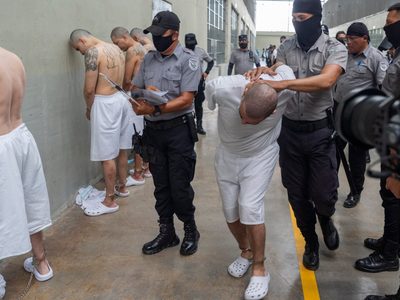 EU traslada a otros 17 supuestos delincuentes a El Salvador pese a las dudas sobre estas operaciones