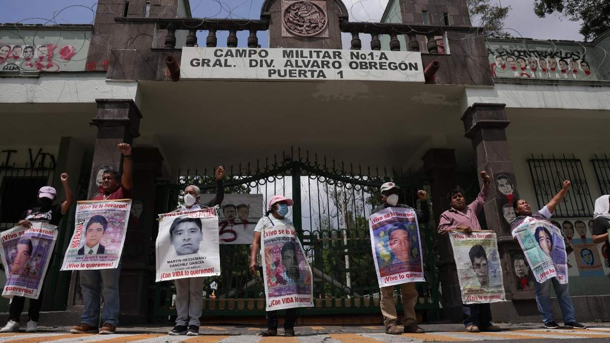 Padres y madres de los 43 normalistas de Ayotzinapa desaparecidos protestan frente al Campo Militar número 1, en la Ciudad de México