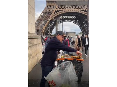 Colombiano que vende elotes junto a la torre Eiffel se vuelve viral