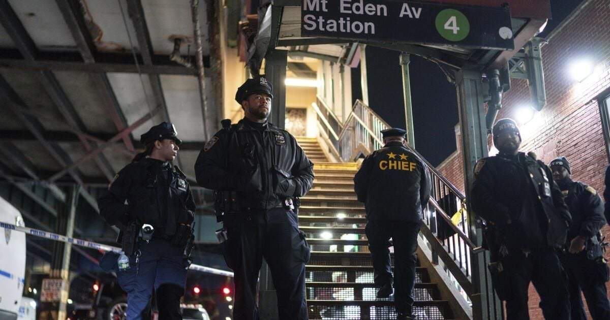 Mueren 4 en tiroteo en tren subterráneo en las afueras de Chicago
