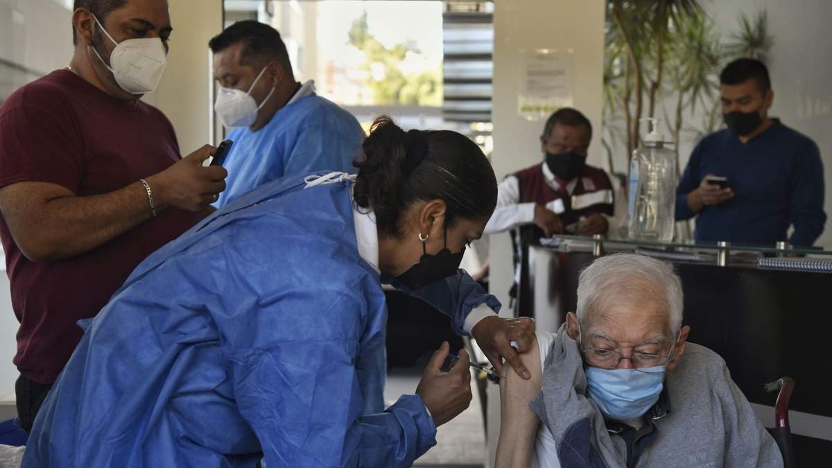Aplicación de vacunas a personas de la tercera edad en la Ciudad de México