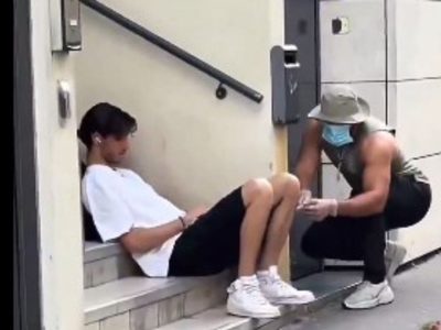 Condenan a influencer por simular pinchazos a desconocidos en la calle