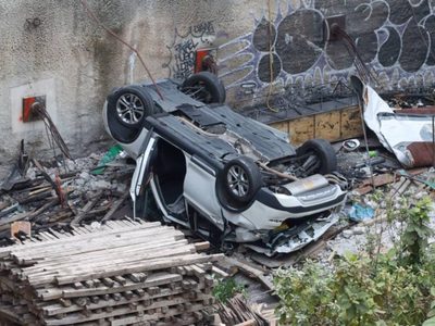 Un BMW cayó de una altura de más de 15 metros en un lote de obra negra en Periférico y Las Águilas