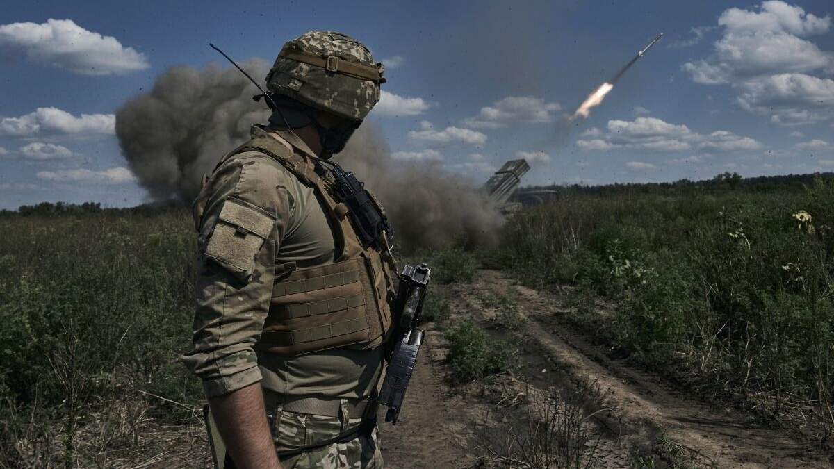 Un soldado ucraniano observa un sistema de lanzacohetes múltiple que dispara proyectiles cerca de Bájmut, en la región de Donetsk, Ucrania