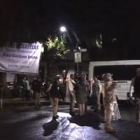 Policías de la CDMX y agentes del INM desalojan a migrantes de la Plaza Giordano Bruno