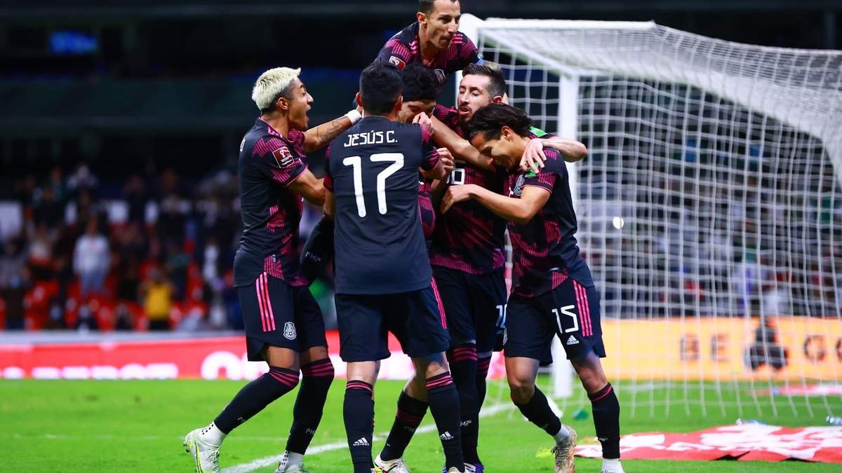 Jugadores de México celebran el único gol del encuentro